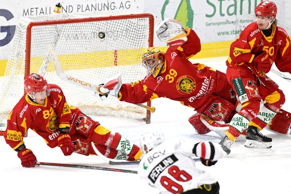 KEYPIX - Tigers Harri Pesonen, und Tigers Goalie Luca Boltshauser, Tigers Juuso Riikola, von links, im Kampf um den Puck gegen Lausannes Brendan Perlini, Mitte, im zweiten Eishockey Playoff Viertelfin ...