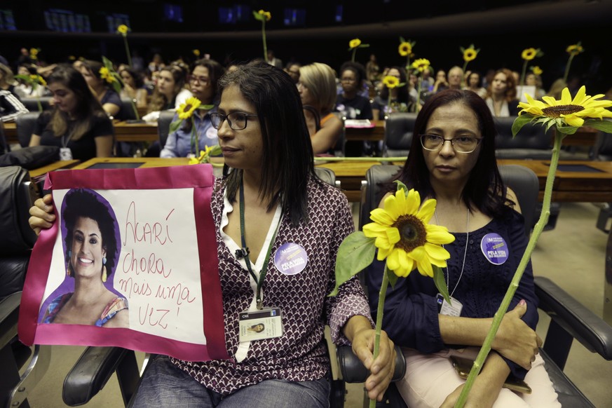 epa06606719 Citizens participate in a tribute to the Brazilian Councilor Marielle Franco organized by the Socialism and Freedom Party (PSOL) in the Chamber of Deputies in Brasilia, Brazil, 15 March 20 ...