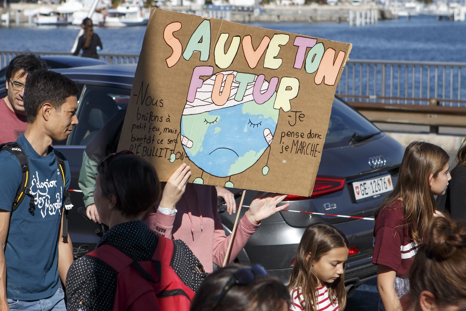 Several thousand protesters hold placards during the Climate March, in Geneva, Switzerland, Saturday, October 13, 2018. (KEYSTONE/Salvatore Di Nolfi)