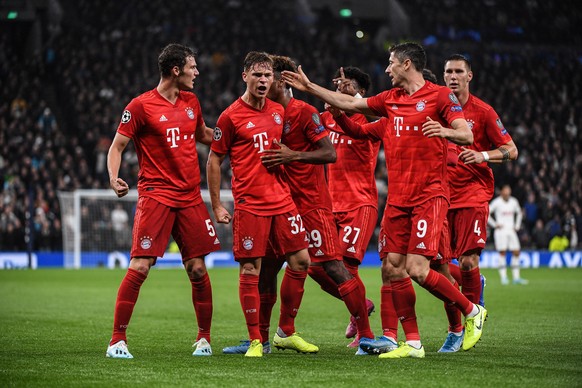 epa07887001 Joshua Kimmich (2-L) of Bayern Munich celebrates his goal with teammates during the UEFA Champions League Group B soccer match between Tottenham Hotspur and Bayern Munich in London, Britai ...
