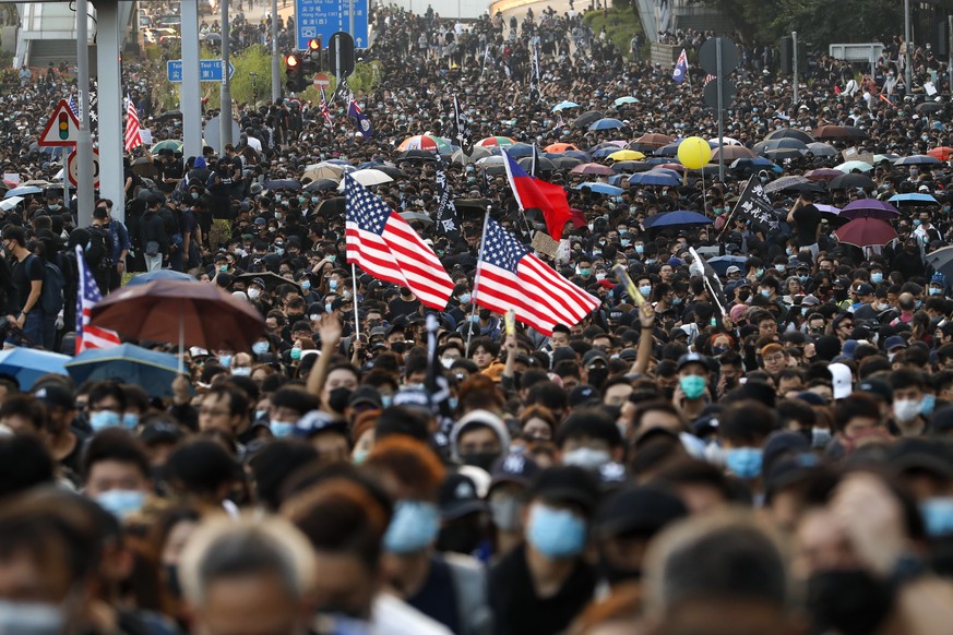 Am Sonntag zog ein Protestmarsch mit Tausenden Menschen durch die chinesische Sonderverwaltungszone.
