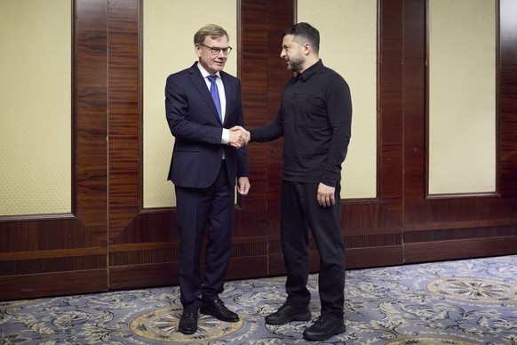 epa13184498 A handout photo made available by the Presidential Press Service shows Ukrainian President Volodymyr Zelensky (R) shaking hands with German Foreign Minister Johann Wadephul (L) during thei ...