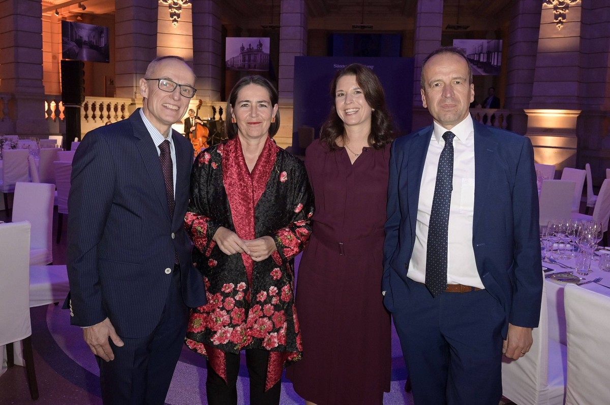 Wolfgang Krach, Alexandra Fˆderl-Schmid, Judith Wittwer und Ulrich Sch‰fer bei der Nacht der Europ‰ischen Wirtschaft im Rahmen des 17. Wirtschaftsgipfels der S¸ddeutschen Zeitung im Museum f¸r Kommuni ...