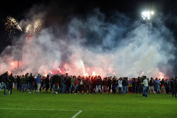 Basler Fans und Hooligans stuermen das Feld nach dem Sieg und dem Meisterschaftsgewinn ihres Teams nach dem Fussball Meisterschaftsspiel der Super League zwischen dem FC Aarau und dem FC Basel am Donn ...