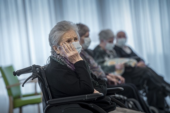 Seniorinnen und Senioren im Seniorenheim Casa di Riposa Solarium warten auf ihre Impfung gegen Covid-19 durch von Pflegefachleute, am Montag, 4. Januar 2021, in Gordola. (KEYSTONE/Ti-Press/Pablo Giani ...