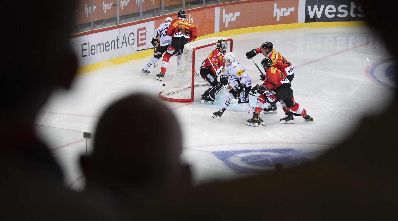 Spielszene im Eishockey Meisterschaftsspiel der National League zwischen dem SC Bern und dem HC Fribourg Gotteron, am Dienstag, 7. September 2021, in der PostFinance Arena in Bern. (KEYSTONE/Peter Sch ...