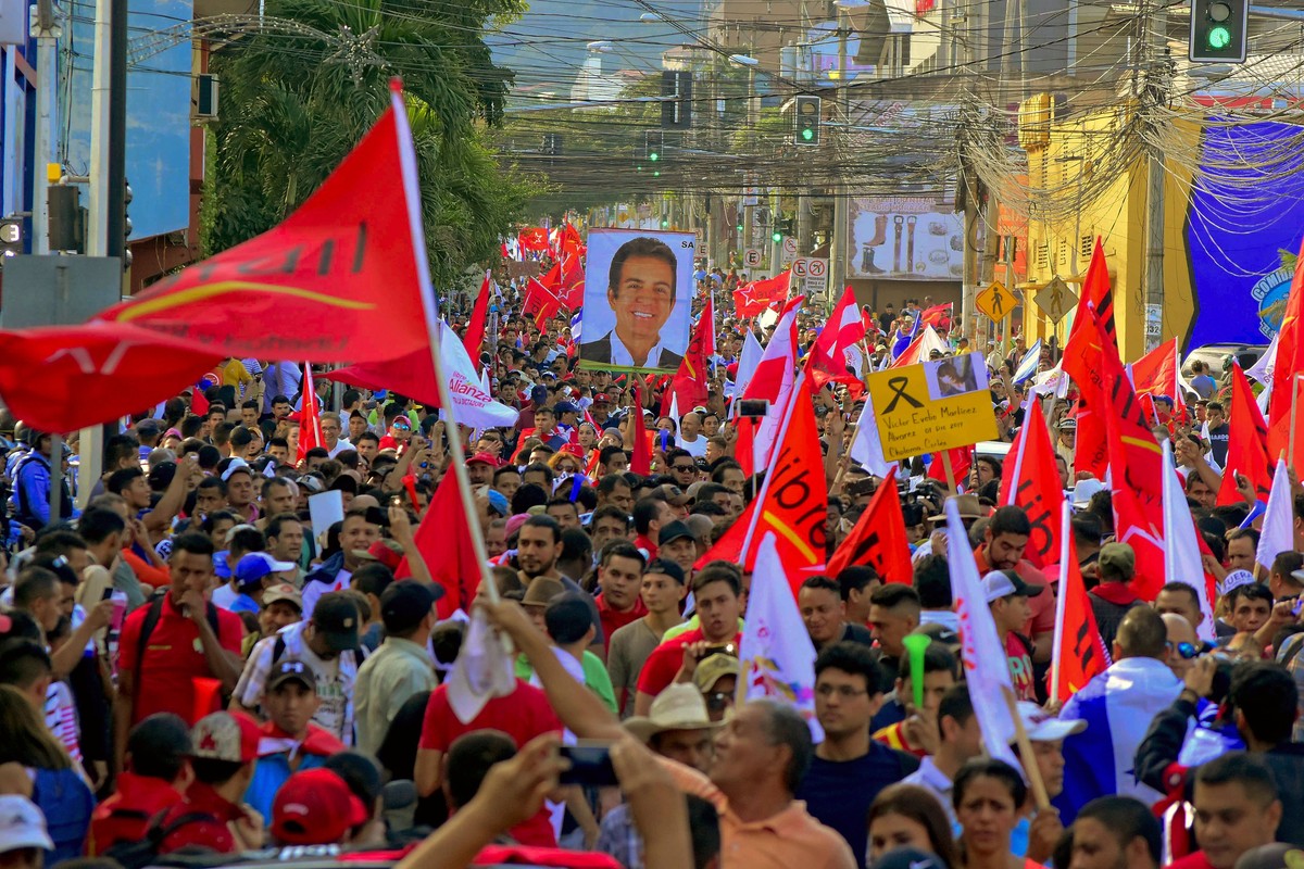 epa06421890 Opposition Alianza de Oposicion supporters participate in a rally in San Pedro Sula, northern Honduras, 06 January 2018. Thousands of Hondurans went out to the streets today in San Pedro S ...