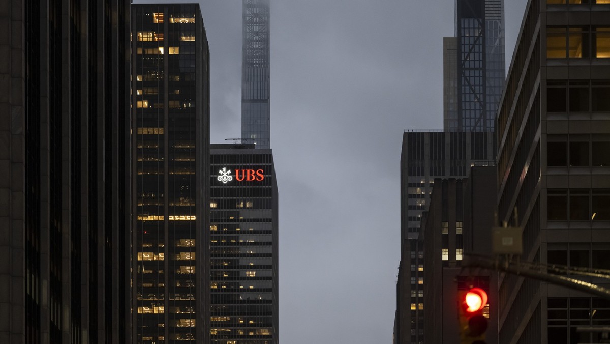 Das Gebaeude der Schweizer Grossbank UBS im Nebel, am Mittwoch, 24. Mai 2023, in Midtown Manhattan in New York, USA. (KEYSTONE/Alessandro della Valle)
