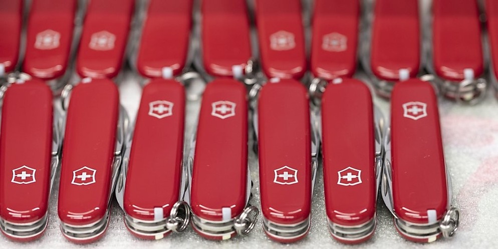 Auch das Schweizer Wappen ist für Victorinox ein wichtiger Bestandteil der Produkte. (Archivbild)