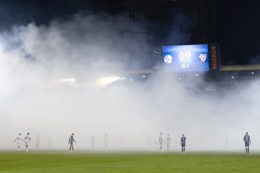 Spielunterbruch nach Pyros im Fussball Meisterschaftsspiel der Super League zwischen dem FC Luzern und dem FC Basel am Mittwoch, 9. November 2022 in der Swissporarena in Luzern. (KEYSTONE/Philipp Schm ...