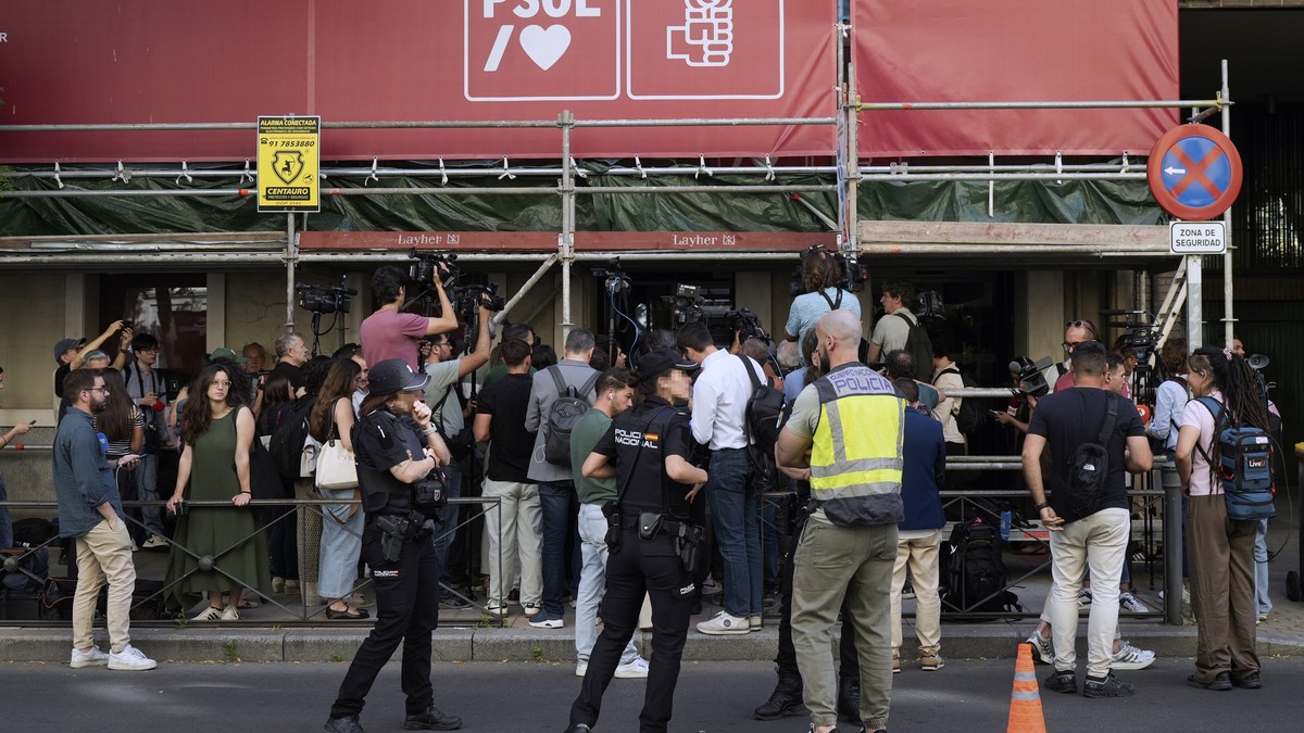 «Polit-Beben» in Spanien: Polizeieinsatz bei Sanchez-Partei