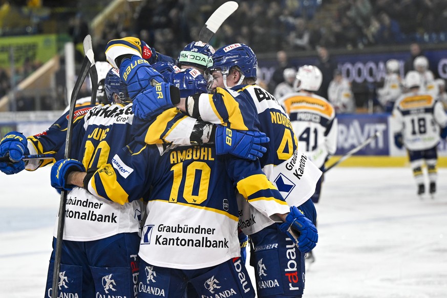 Jubel bei den Davosern nach der 1:0 Fuehrung von Andres Ambuehl, Mitte, im Eishockey-Qualifikationsspiel der National League (NL) zwischen dem HC Davos und dem EHC Kloten, am Freitag, 23. Februar 2024 ...