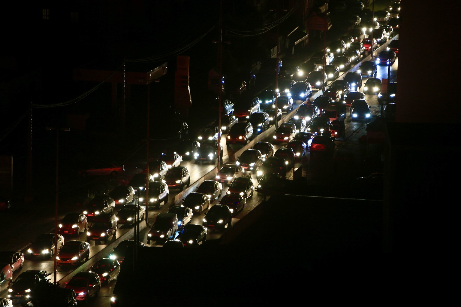 epa11621446 Lebanese people flee with their cars from southern Lebanon towards Sidon and Beirut, at Zahrani-Nabatieh road, in Ghazieh, southern Lebanon, 23 September 2024. Thousands of Lebanese fled s ...