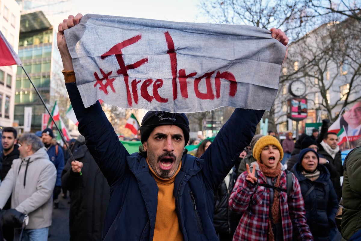 Protesters participate in a demonstration in Berlin, Germany, in support of the nationwide mass protests in Iran against the government, Saturday, Jan. 10, 2026. (AP Photo/Ebrahim Noroozi)
APTOPIX Ger ...