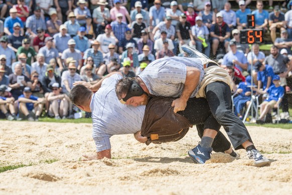 Matthias Aeschbacher, rechts, und Mike Muellestein, links, im 3. Gang beim traditionellen Stoos Schwinget vom Sonntag, 11. Juni 2023 auf dem Stoos. (KEYSTONE/Urs Flueeler).