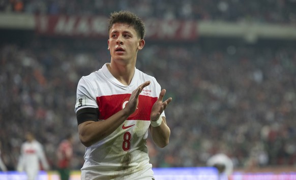 epa12528242 Arda Guler (L) of Turkey gestures during the FIFA World Cup 26 UEFA qualifier between Turkey and Bulgaria in Bursa, Turkey, 15 November 2025. EPA/TOLGA BOZOGLU