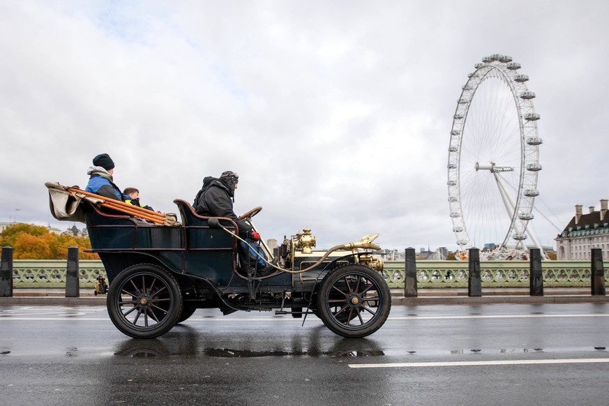 RAC London to Brighton Veteran Car Run - 02 Nov 2025 A veteran car drives over Westminster Bridge with the London Eye in the Background. The annual RAC London to Brighton Veteran Car Run, founded in 1 ...