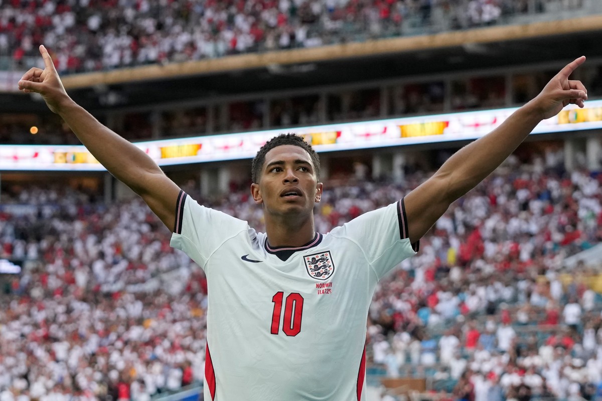 England's Jude Bellingham celebrates after scoring his side's second goal against Norway during the World Cup quarterfinal soccer match in Miami Gardens, Fla., Saturday, July 11, 2026. (AP P ...