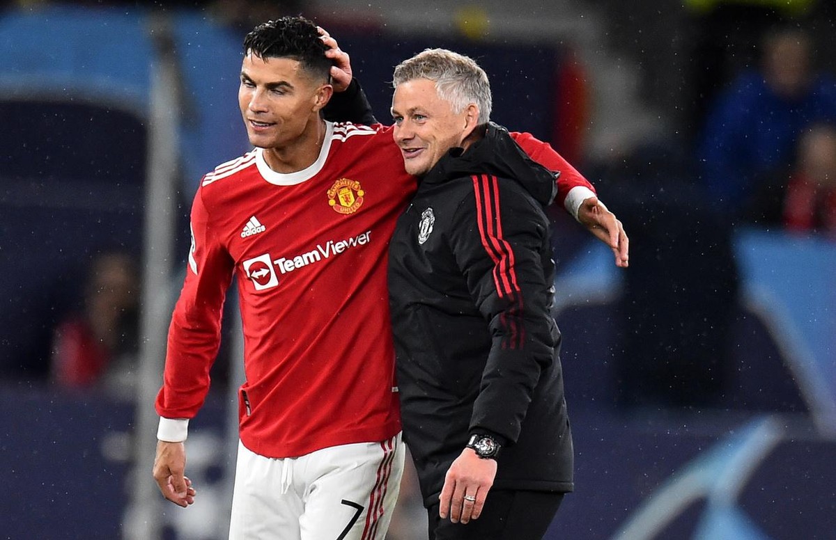 epa09496504 Manchester United manager Ole Gunnar Solskjaer (R) celebrates with Cristiano Ronaldo after the UEFA Champions League group F soccer match between Manchester United and Villarreal CF in Man ...