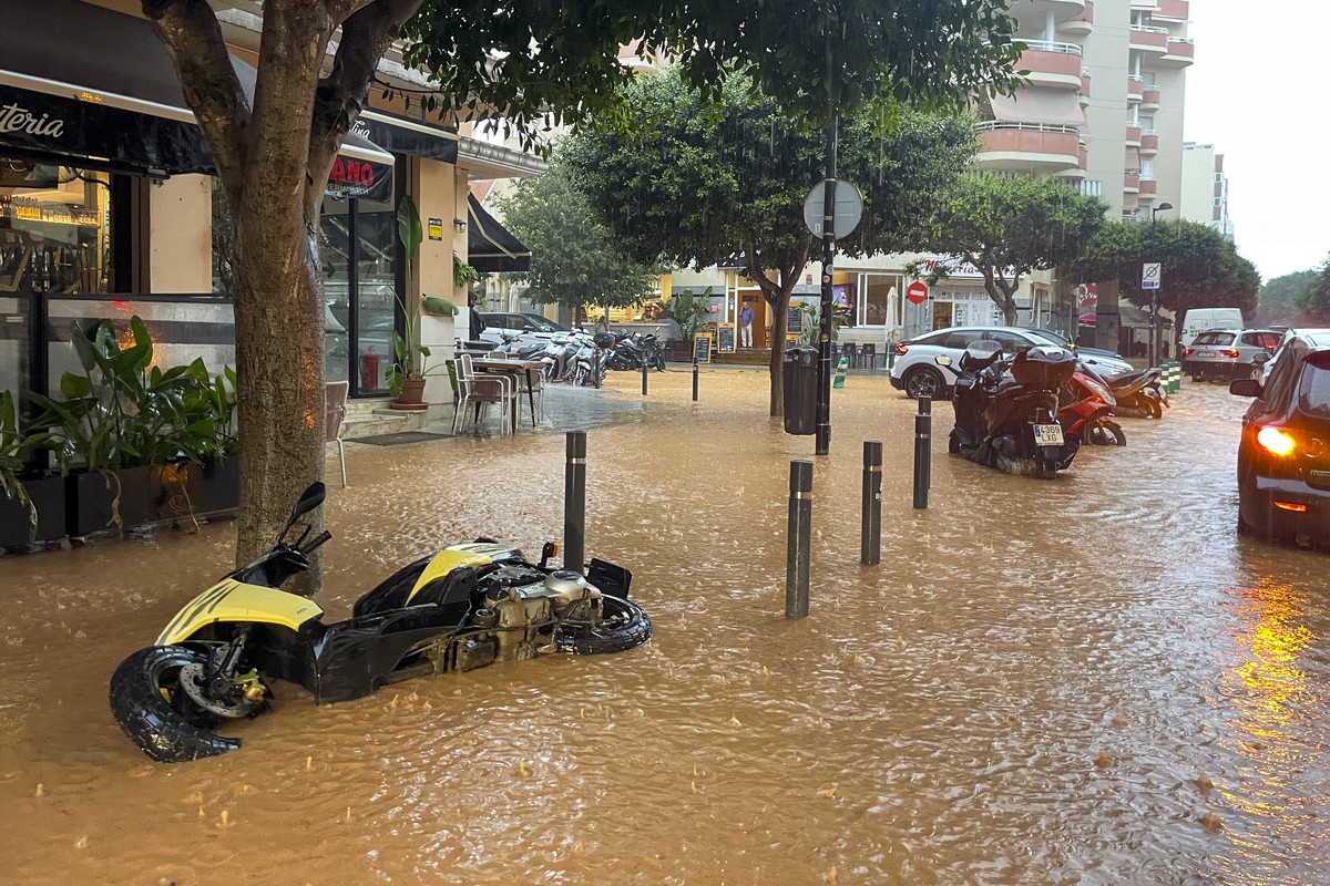 epa12416592 Flooded streets in Ibiza, Spain, 30 September 2025, after heavy rains that have caused several floods throughout the island. Spain's State Meteorological Agency (Aemet) issued red, or ...