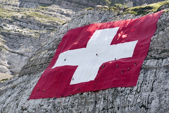 Eine 80x80 Meter Schweizerfahne haengt am Saentis anlesslich des Nationalfeiertags, am Montag, 31. Juli 2017, auf der Schwaegalp. (KEYSTONE/Ennio Leanza)