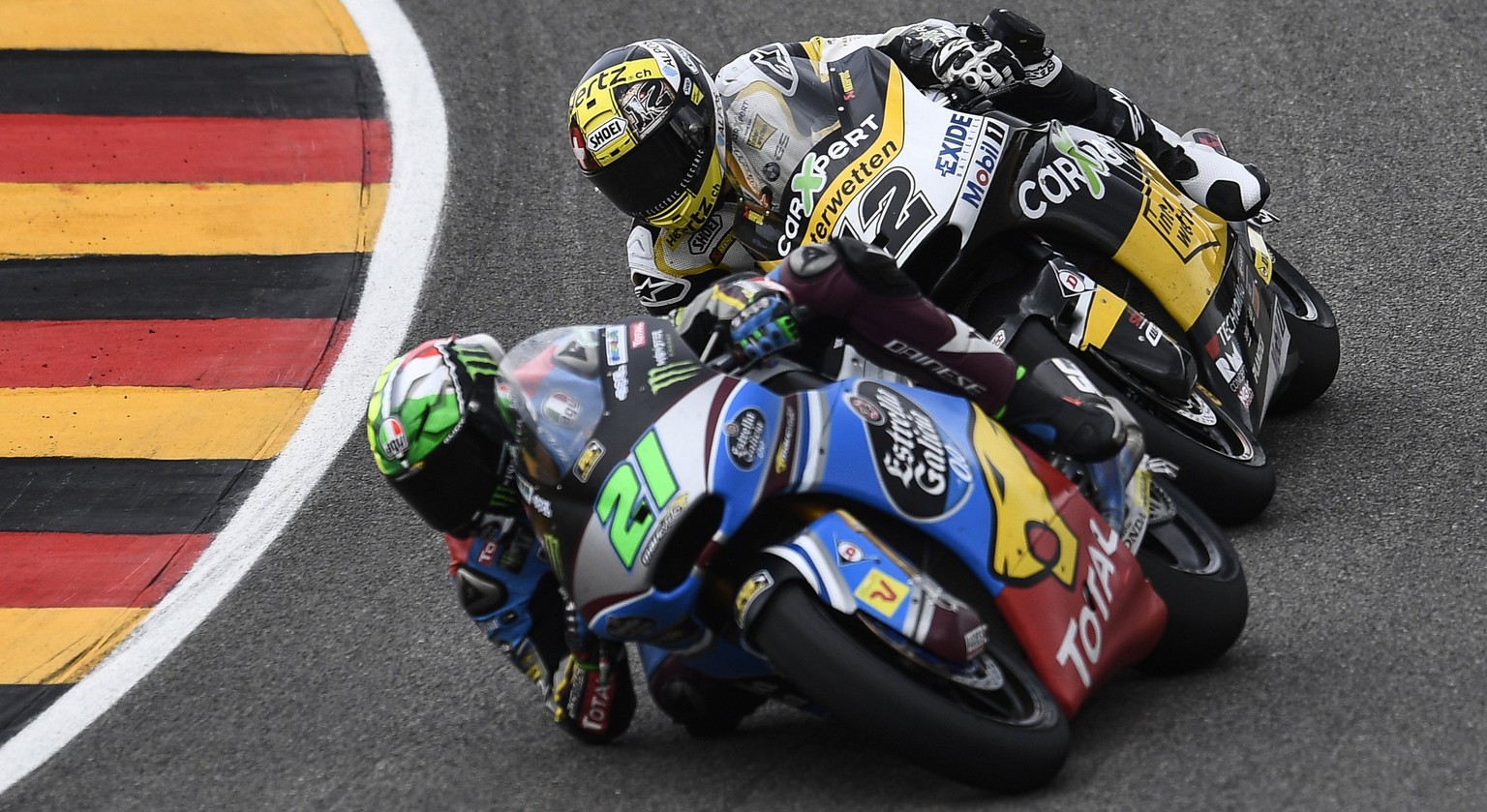 epa06061318 Italian Moto2 rider Franco Morbidelli of EG 0,0 Marc VDS (L) and Swiss Moto2 rider Thomas Luethi of the CarXpert Interwetten team in action during the the Moto2 race of the the motorcyclin ...