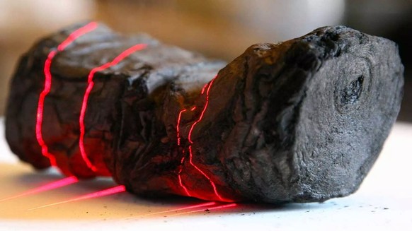 A charred scroll dating back about 2,000 years: analyzed by an AI, it reveals lost text passages for the first time
