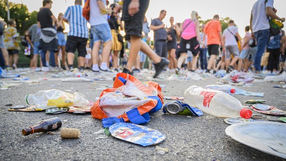 Trash in the streets during the 28th Street Parade, an annual dance music parade, in the city center and around the lake of Zurich, Switzerland, Saturday, August 10, 2019. (KEYSTONE/Melanie Duchene)