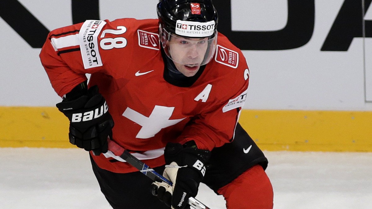 ZUR NOMINIERUNG DES EISHOCKEY OLYMPIA-KADERS FUER DIE OLYMPISCHEN WINTERSPIELE IN SOCHI, RUSSLAND, STELLEN WIR IHNEN FOLGENDES BILDMATERIAL ZUR VERFUEGUNG - Switzerland's Martin Pluess controls t ...