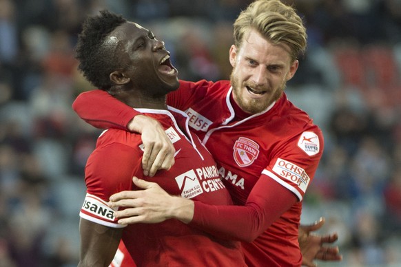 Nicolas Schindelholz (rechts) gratuliert Torschütze Sekou Sanogo zum 1:0 in der 29. Minute.