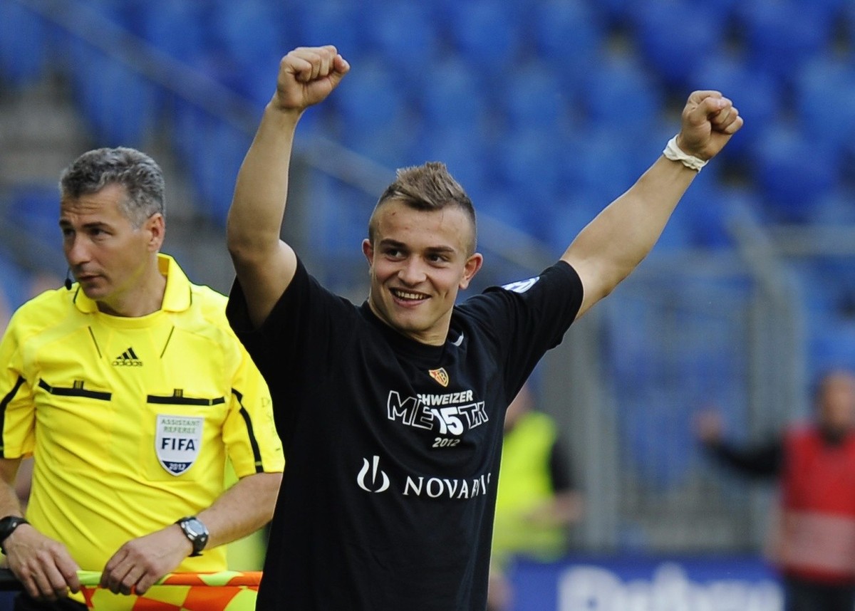 Der Basler Xherdan Shaqiri freut sich ueber den Meistertitel, nach dem Fussballspiel der Super League zwischen dem FC Basel und dem FC Lausanne Sport, am Sonntag, 29. April 2012, im Stadion St. Jakob  ...