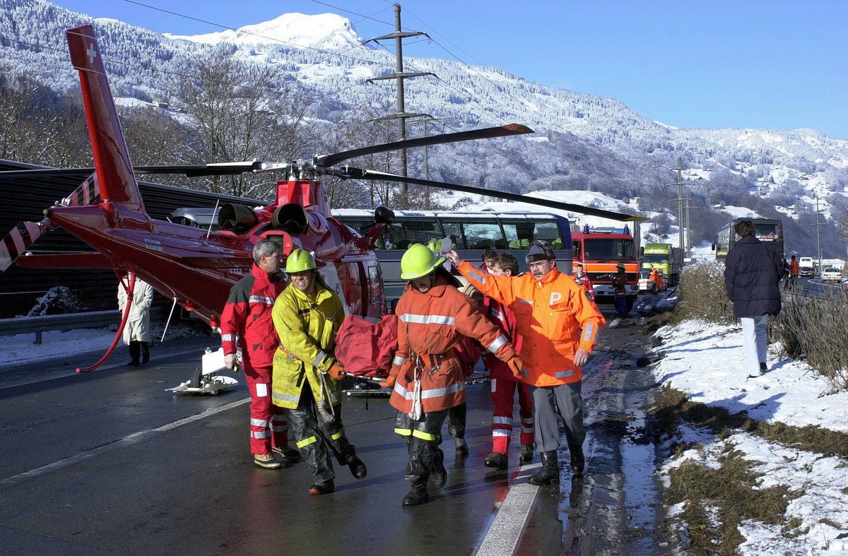 21. Februar 2000: Auf dem Weg in ein Skilager kollidiert in Mels SG ein Reisebus mit einem Fahrzeug des Strassenunterhaltsdienstes. Der Chauffeur, ein Lehrer sowie 13 der 25 Kinder werden schwer verle ...