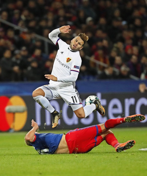 epa06274377 Aleksei Berezutski (bottom) of CSKA Moscow in action against Basel&#039;s Renato Steffen (up) during the UEFA Champions League group A soccer match between CSKA Moscow and FC Basel in Mosc ...