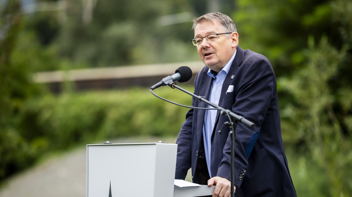 Franz Ruppen, conseiller d'Etat valaisan, delivre son discours dans le GERA Park, implante au-dessus de l'autoroute A9 apres des travaux d'assainissement des sols consecutifs a la pollu ...