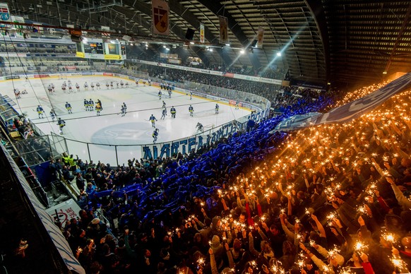 Ambris Fans zeigen eine Choreografie, beim Eishockey Meisterschaftsspiel der National League A zwischen dem HC Ambri-Piotta und dem HC Lugano am Samstag, 19. September 2015, in der Valascia Eishalle i ...