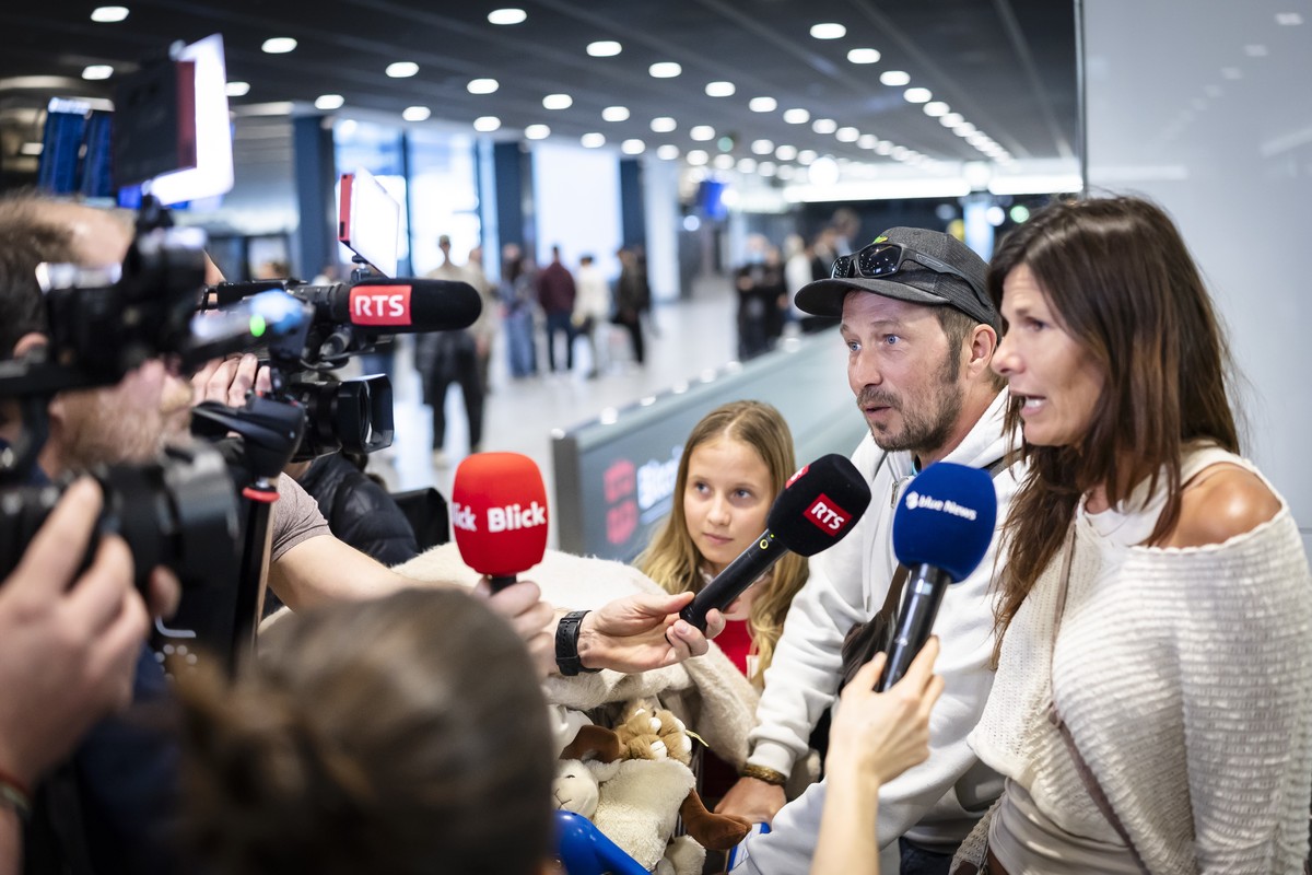 epa12797249 Davide (C) and Mariana (R) with Nayra (L) speak to the media after arriving at Zurich International Airport on a special flight operated by Swiss International Airlines from Muscat, Oman,  ...