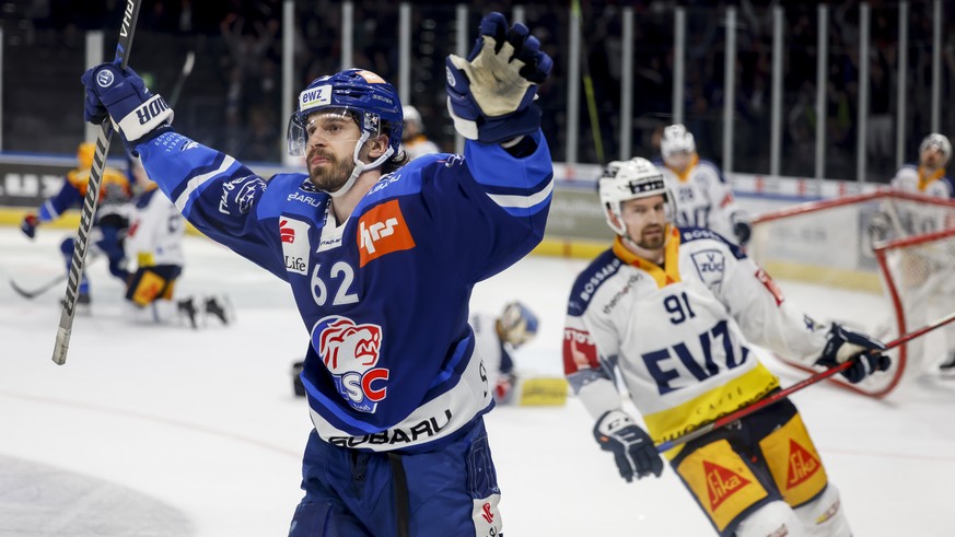 Zuerichs Denis Malgin feiert das 2:1 waehrend der 2. Partie des Playoff-Finals der National League zwischen den ZSC Lions und dem EV Zug, am Mittwoch, den 20. April 2022, im Hallenstadion in Zuerich.  ...