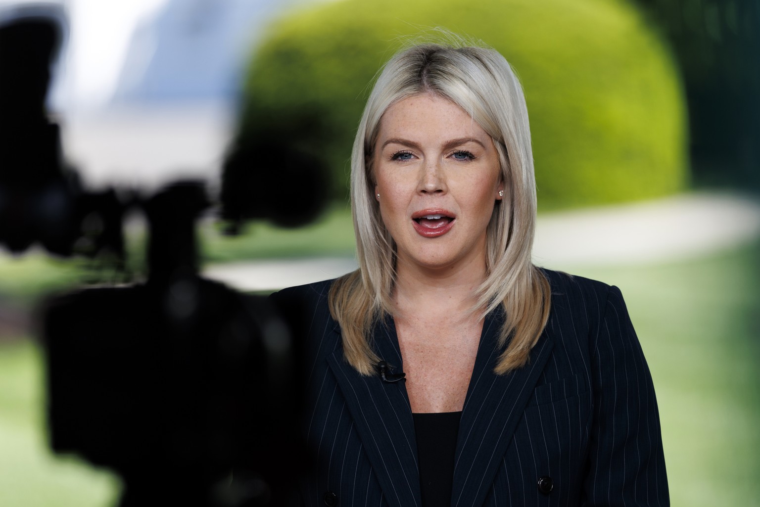 epa12907961 White House Press Secretary Karoline Leavitt speaks to the media outside the White House in Washington, DC, USA, 22 April 2026. EPA/WILL OLIVER