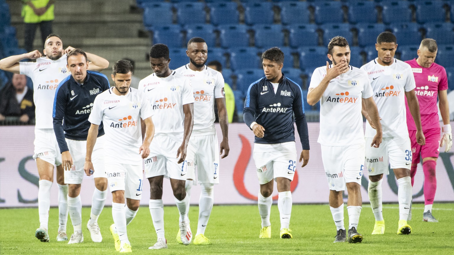 Die Zuercher Spieler verlassen enttaeuscht das Feld nach dem Fussball Meisterschaftsspiel der Super League zwischen dem FC Basel und dem FC Zuerich im Stadion St. Jakob-Park in Basel, am Mittwoch, 25. ...