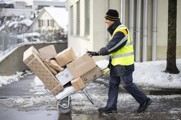 Die Paketflut produziert tonnenweise Altkarton. Mehrwegverpackungen könnten ein Ausweg sein, fristen aber ein Nischendasein.