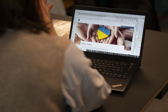 Ein Herz bemalen mit den Farben der Ukrainischen Nationalflagge auf einem Bildschirm waehrend dem CAS Wiederaufbau Ukraine, fotografiert am Montag, 11. Dezember 2023 in den Raeumlichkeiten der Kaestli ...