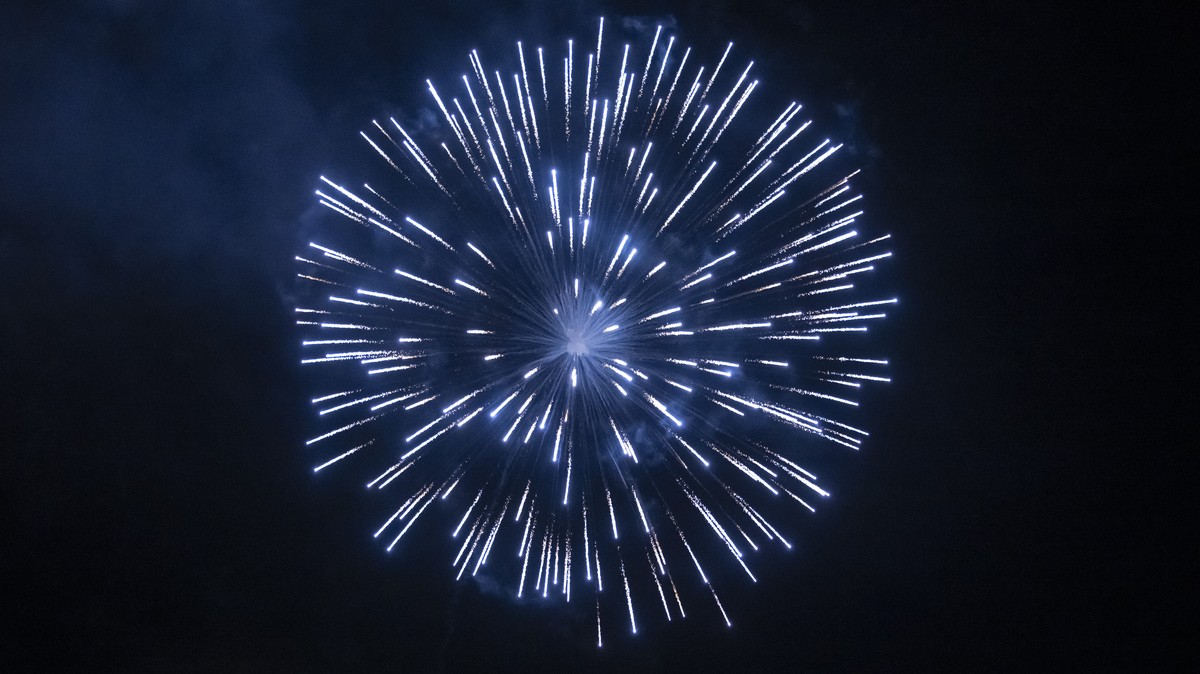 Das Feuerwerk ueber dem Luganersee an der 1. August-Feier in Lugano, am Dienstag, 1. August 2023. (KEYSTONE/Ti-Press/Pablo Gianinazzi)