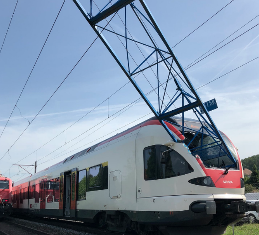 Der Kran stürzte auf einen Zug des Typs «Flirt», der von Turgi nach Aarau unterwegs war.