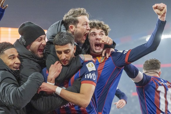 Die Basler mit Ibrahim Salah, mitte, Trainer Stephan Lichtsteiner, mitte oben, und Moritz Broschinski, rechts, feiern das Tor zum 2:1 beim Super League Meisterschaftsspiel zwischen dem FC Basel und de ...