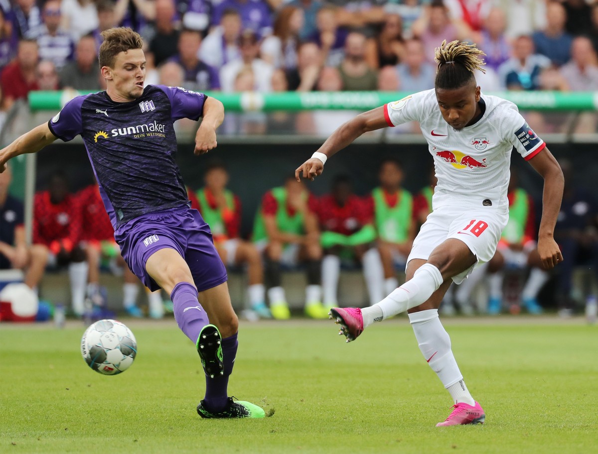 epa07768214 Leipzig's Chistoper Nkunku (R) in action during the German DFB Cup 1st round soccer match between VfL Osnabrueck and RB Leipzig in Osnabrueck, Germany, 11 August 2019. EPA/FOCKE STRAN ...