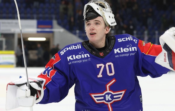 Torwart Ewan Huet (Kloten) jubelt nach dem Qualifikationsspiel der Eishockey-Meisterschaft der National League zwischen den Teams EHC Kloten und dem Lausanne HC am Samstag, 01. November 2025, in Klote ...