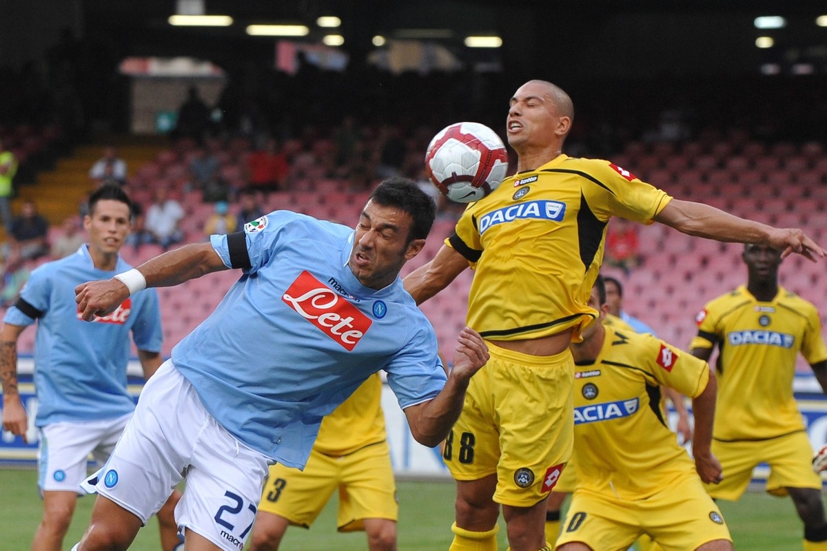epa01867361 Fabio Quagliarella (L) of Napoli and Goekhan Inler (R) of Udinese struggle for the ball during their Italian Serie A soccer match in Naples' San Paolo stadium, Italy on 19 September 2 ...