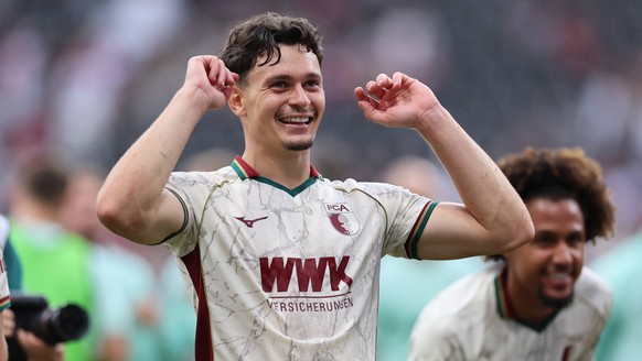06.09.2026, Fussball Bundesliga, Eintracht Frankfurt - FC Augsburg, v.l., Fabian Rieder FC Augsburg feiert mit den Fans, celebrate with the fans DFL/DFB REGULATIONS PROHIBIT ANY USE OF PHOTOGRAPHS AS  ...