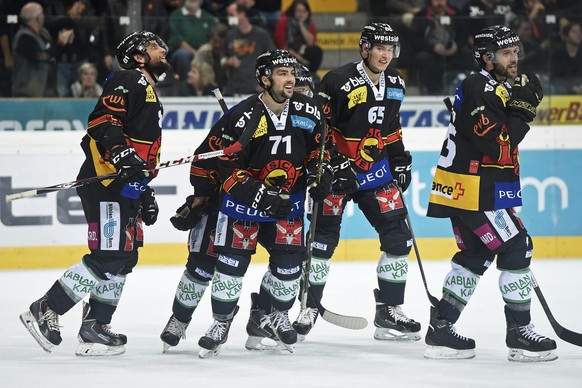 Cory Conacher (Zweiter von links) und Andrew Ebbett (rechts) werden auch kommende Saison das SCB-Dress tragen.