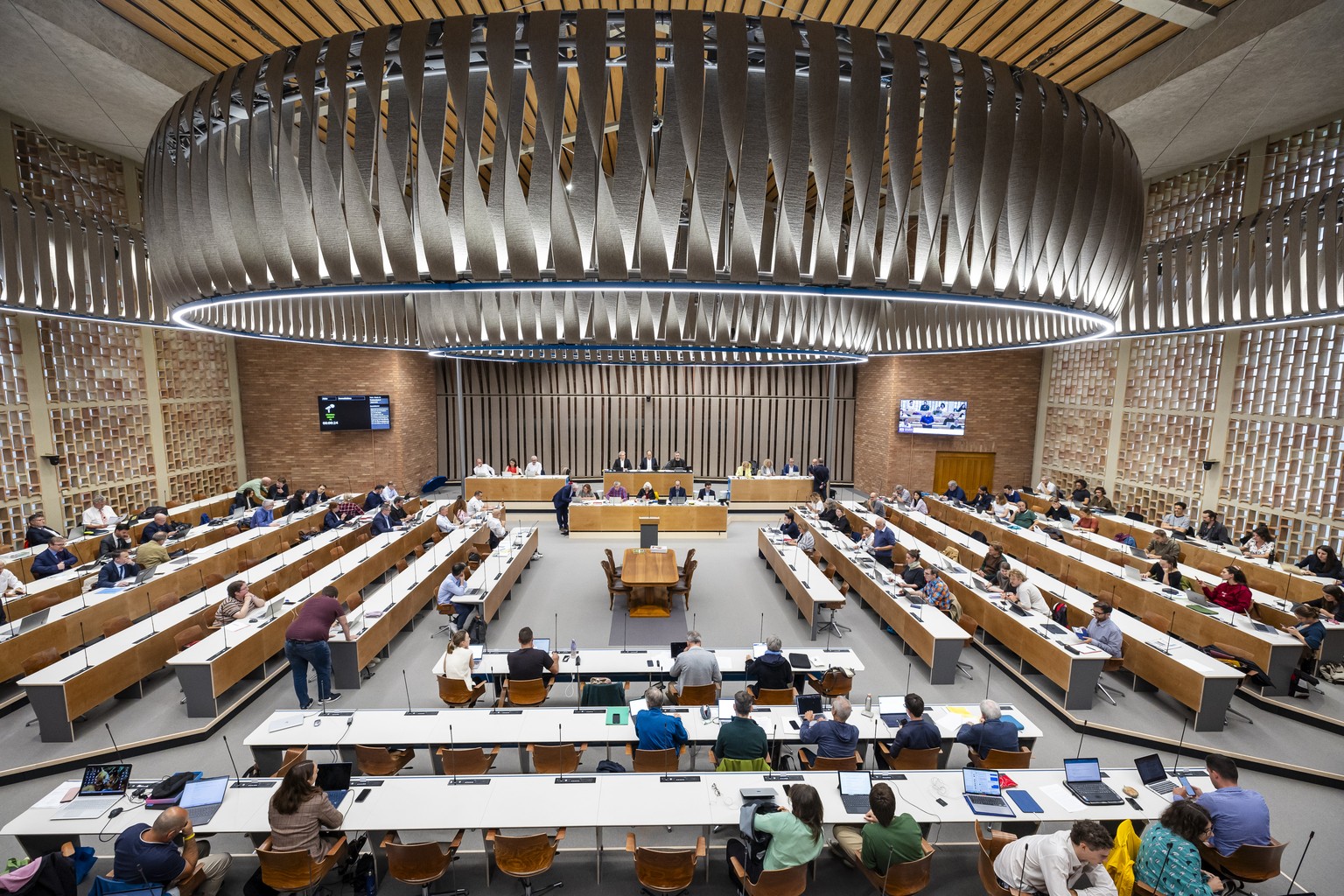 Eine Uebersichtsaufnahme waehrend der Sitzung des Zuercher Gemeinderats im Rathaus Hard, am Mittwoch, 11. September 2024 in Zuerich. (KEYSTONE/Michael Buholzer)